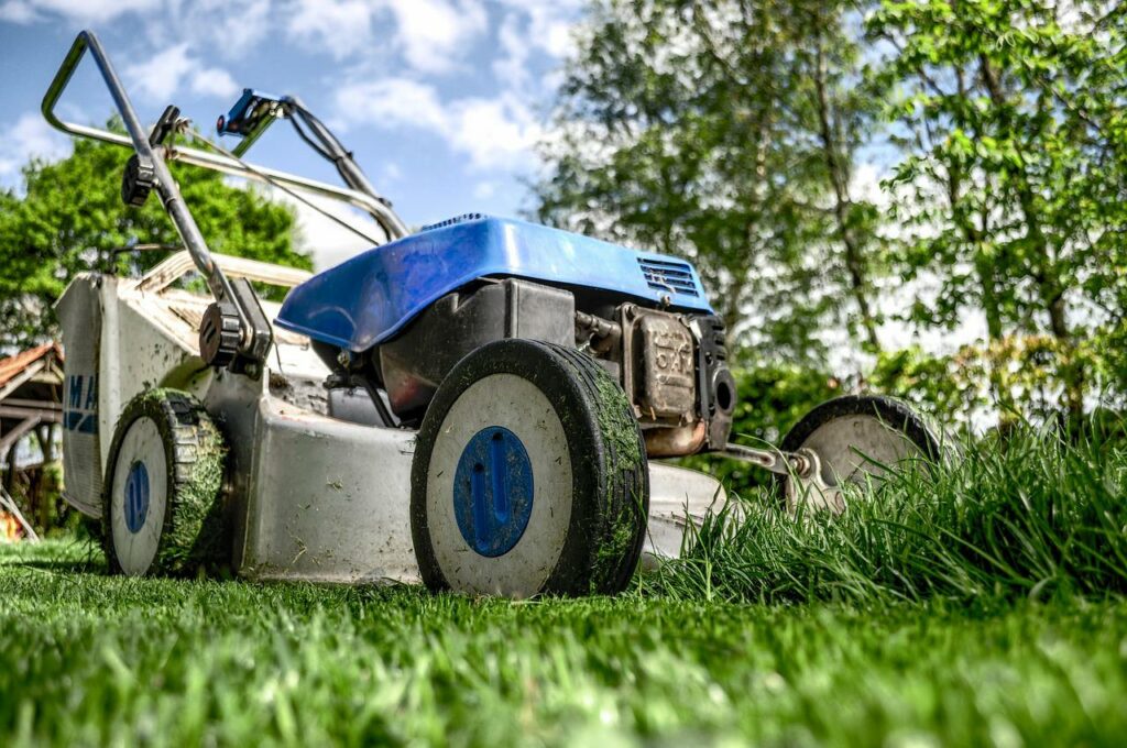 alter Rasenmäher im Einsatz Rasenmäher selbst reparieren Wichtige Tipps für Gartenfreunde