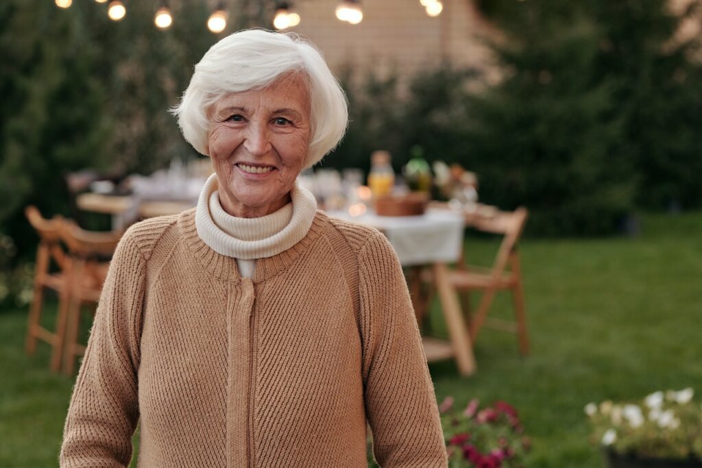 alte Frau im Garten glücklich Wie Gartenarbeit Depressionen und Demenz bekämpfen kann