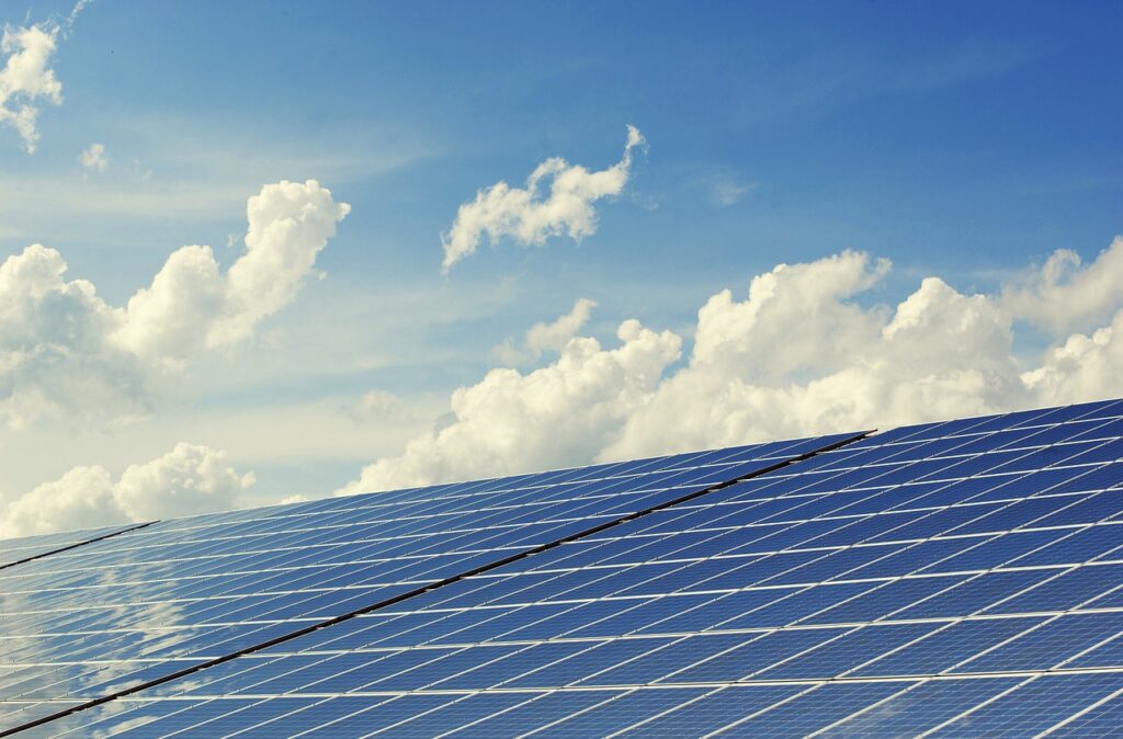 grosse Solarzelle auf dem Dach freier blauer Himmel Lohnt sich eine Solaranlage im Garten