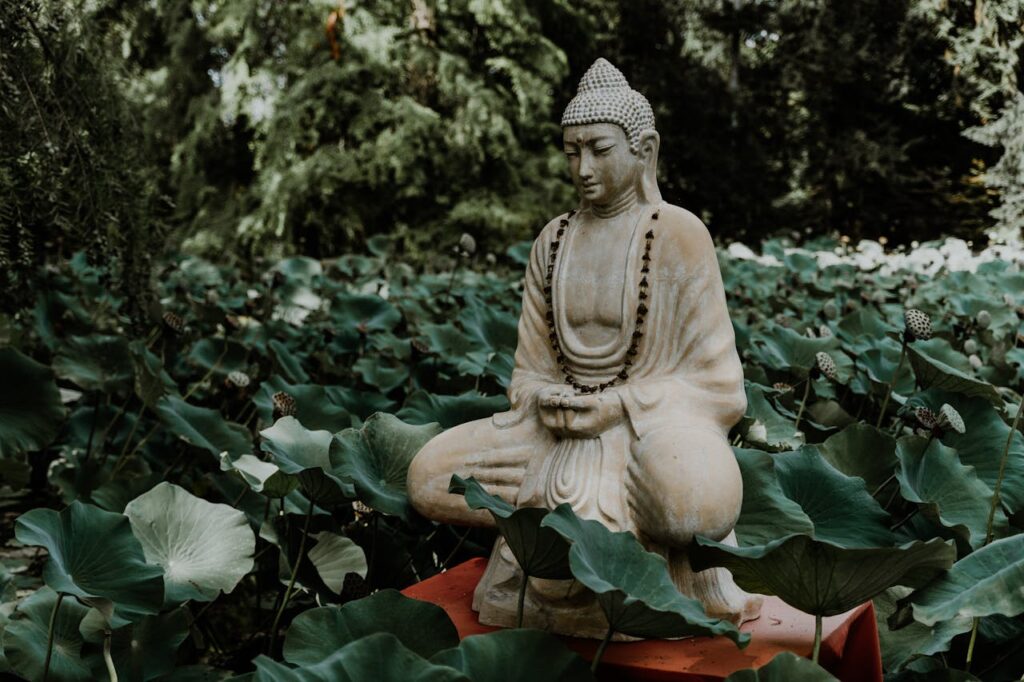 Buddhastatue steht im Garten Buddha-Statue im Garten platzieren Die besten Orte für Ruhe und Harmonie