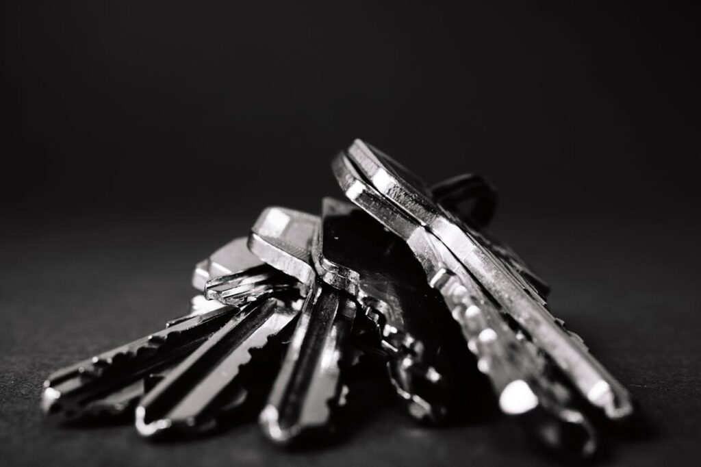Schlüssel Schwarz Weiß Silber Wie Schlüssel zu Hause sicher lagern – So schützen Sie sich vor Verlust und Diebstahl