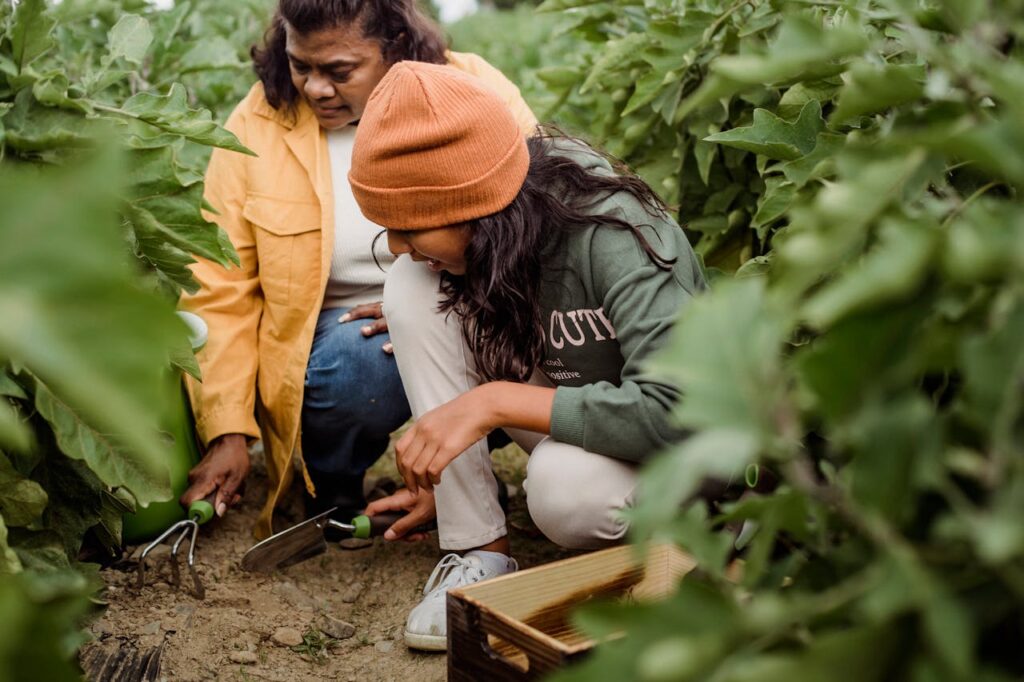 zwei Frauen bei der Gartenarbeit Gartenschränke – Ordnung im Grünen